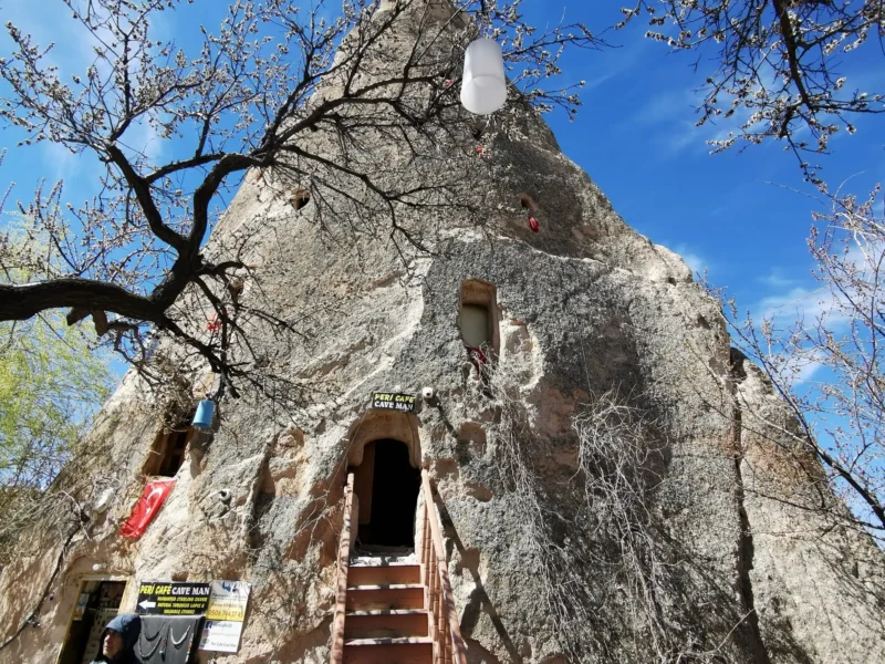 Tufikoonusesse rajatud koobaselamu, kuhu viib õuest treppredel.