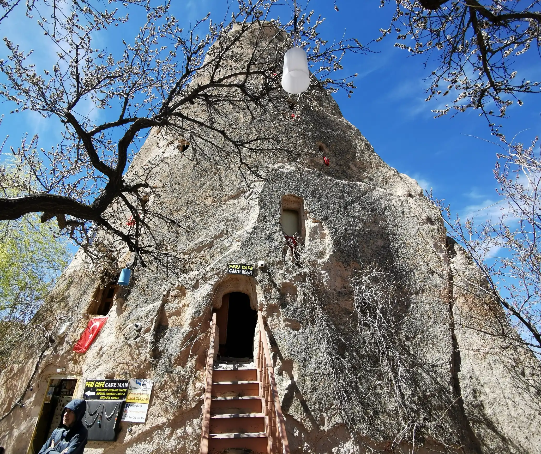 Tufikoonusesse rajatud koobaselamu, kuhu viib õuest treppredel.